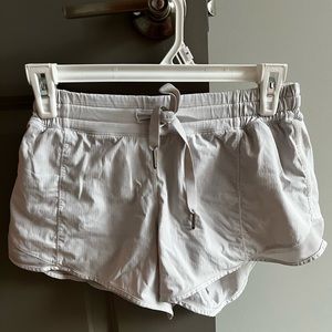 Lululemon Hotty Hot Lined Shorts - White (Tan Liner) - 6 Tall - Tie Waistband
